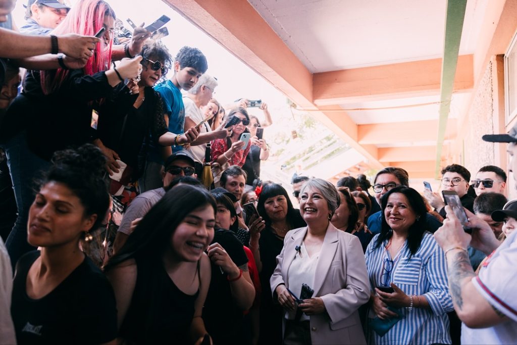 Jara votó en Conchalí y apuntó a Kast por vidrio blindado: "Tengo la posibilidad de poder caminar tranquila por la calle" 2 581513164 18544825960051754 2391879856632774031 n