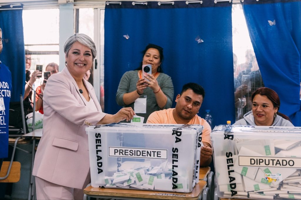 Jara votó en Conchalí y apuntó a Kast por vidrio blindado: "Tengo la posibilidad de poder caminar tranquila por la calle" 1 583011715 18544825951051754 1261431850737867428 n