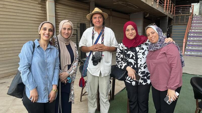 La historia del grupo que siguió a la Flotilla a Gaza y hoy filma un documental sobre el exilio palestino 6 Miguel con familias palestinas Egipto