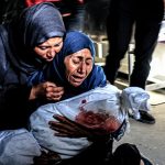 agosto © UNICEF Una mujer llora a su nieto asesinado en un bombardeo israeli a Rafah en el sur de Gaza.