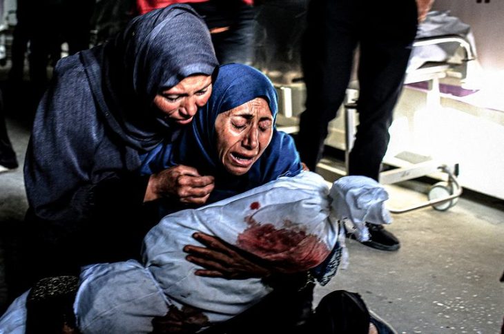 agosto © UNICEF Una mujer llora a su nieto asesinado en un bombardeo israeli a Rafah en el sur de Gaza.