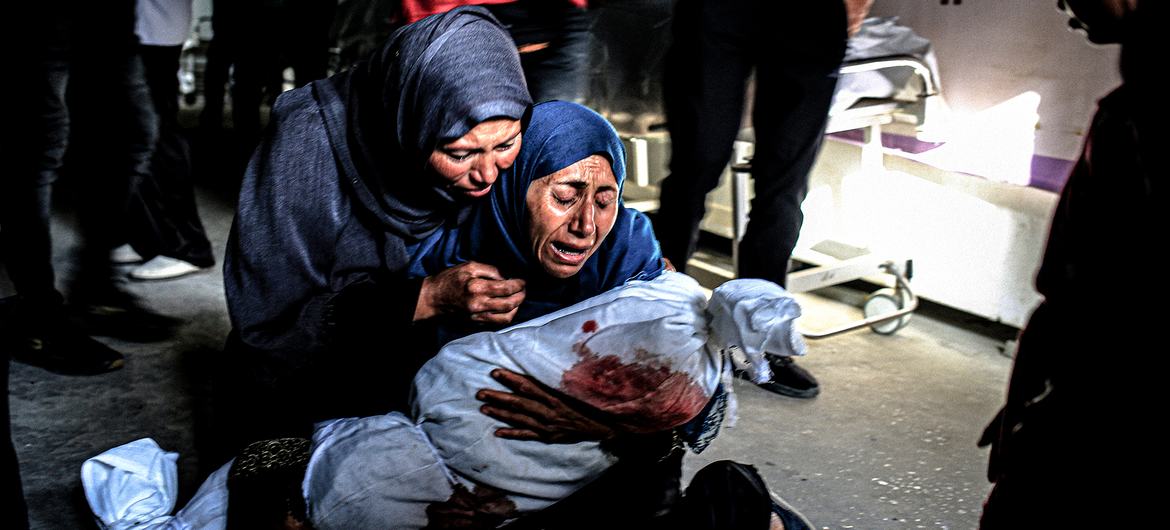 agosto © UNICEF Una mujer llora a su nieto asesinado en un bombardeo israeli a Rafah en el sur de Gaza.