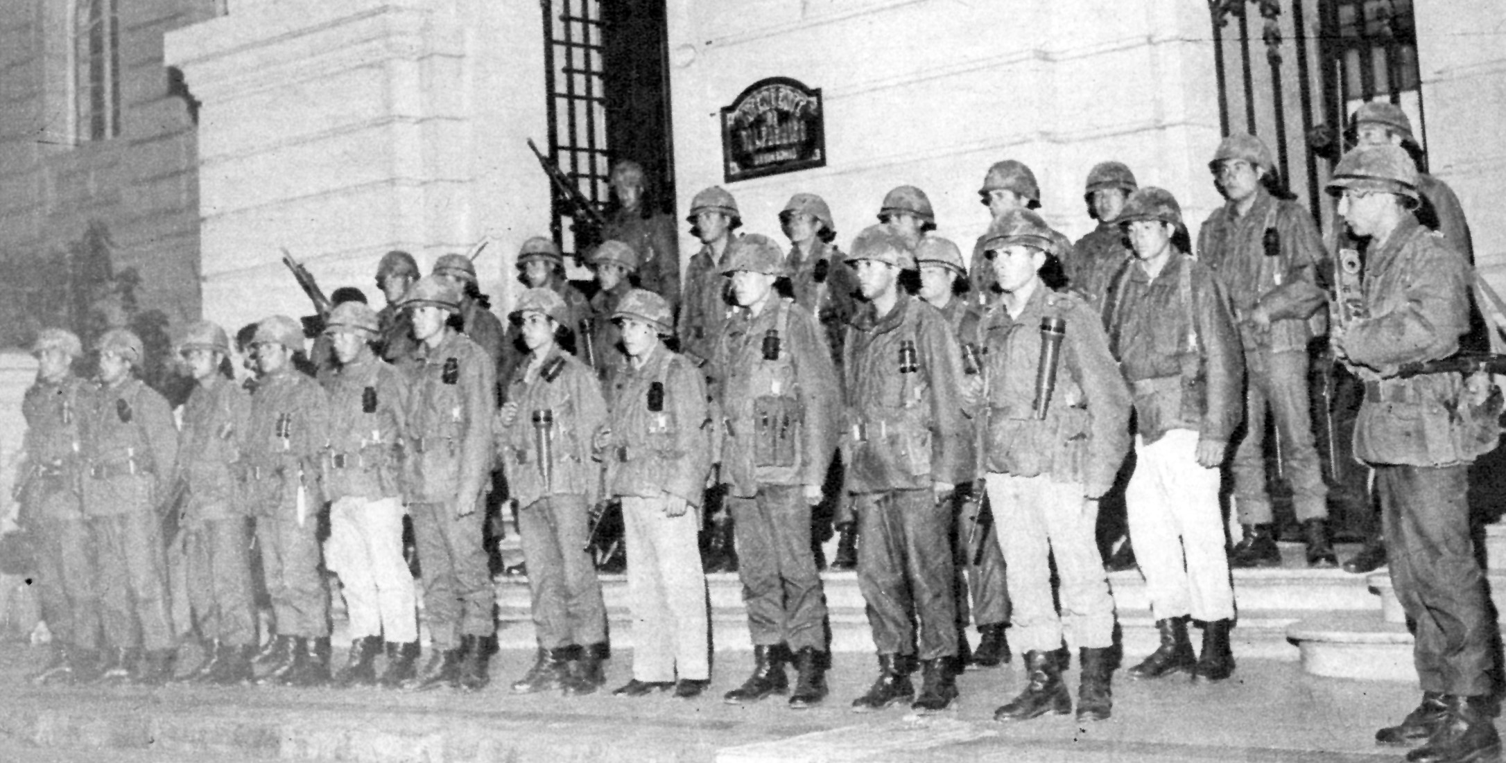 infantes de marina en las puertas de la intendencia en la noche del golpe