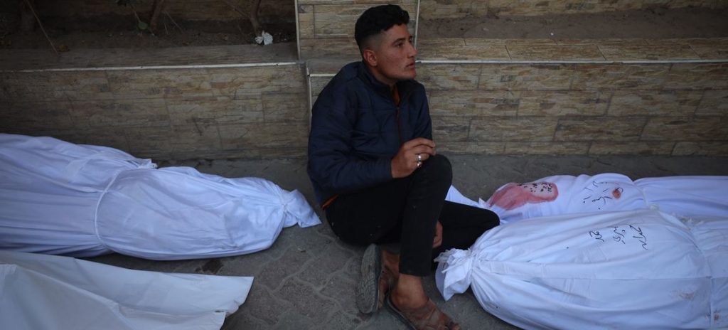 marzo UNFPA Un hombre sentado entre bolsas para cadaveres en Gaza tras la reanudacion de los ataques aereos