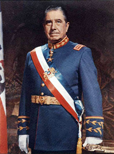Foto oficial de Kast: el dictador Pinochet fue el último en utilizar banda con el Escudo Nacional 3 Piocha Augusto Pinochet official portrait