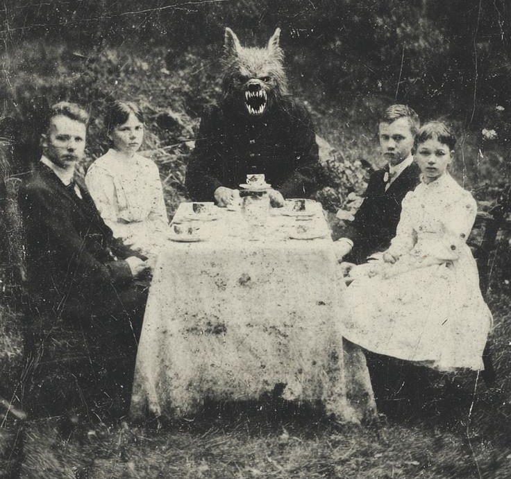 "Inundar la zona de mierda": la estrategia de la desinformación 1 Vintage Werewolf Party — Photo ancienne dHalloween