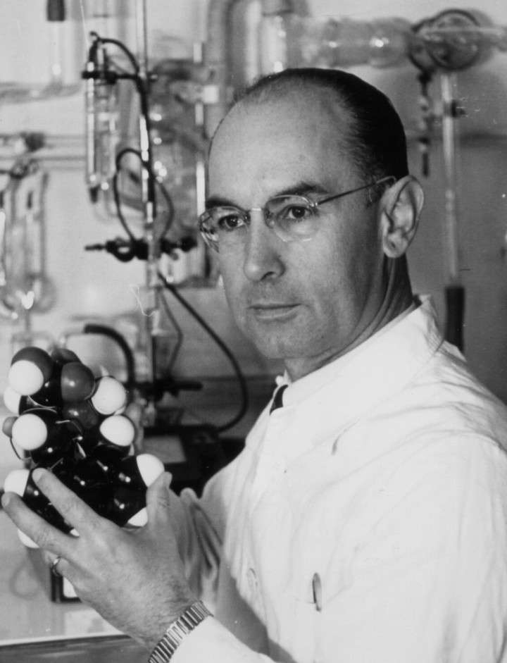 Albert Hofmann con un modelo de la molecula del LSD en 1943 © Archivo corporativo de Novartis
