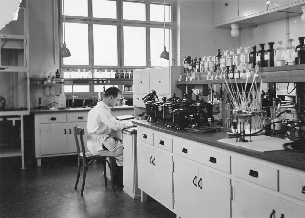 Albert Hofmann en su laboratorio © Archivo corporativo de Novartis