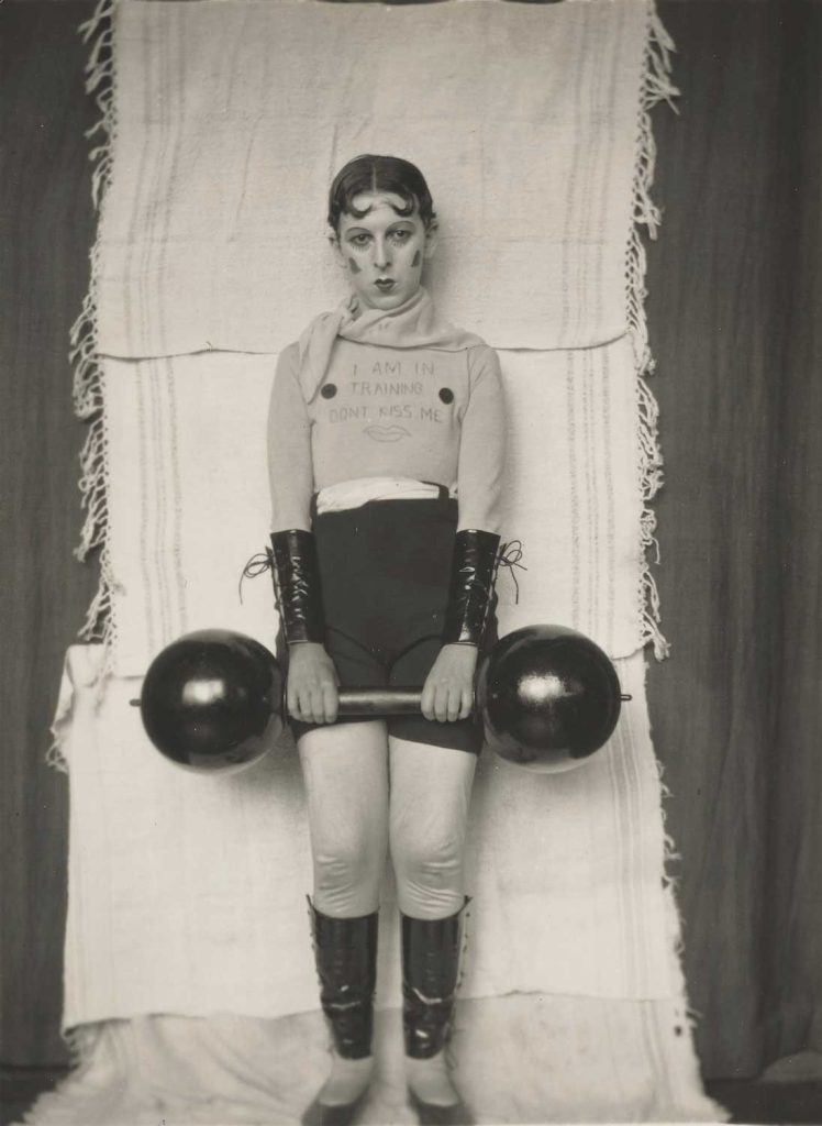 ¿Conoces a Claude Cahun? la artista que desafió el género e hizo creer a los nazis que existía una rebelión en sus filas 7 Claude Cahun Autoportrait –I am training dont kiss me circa 1927x