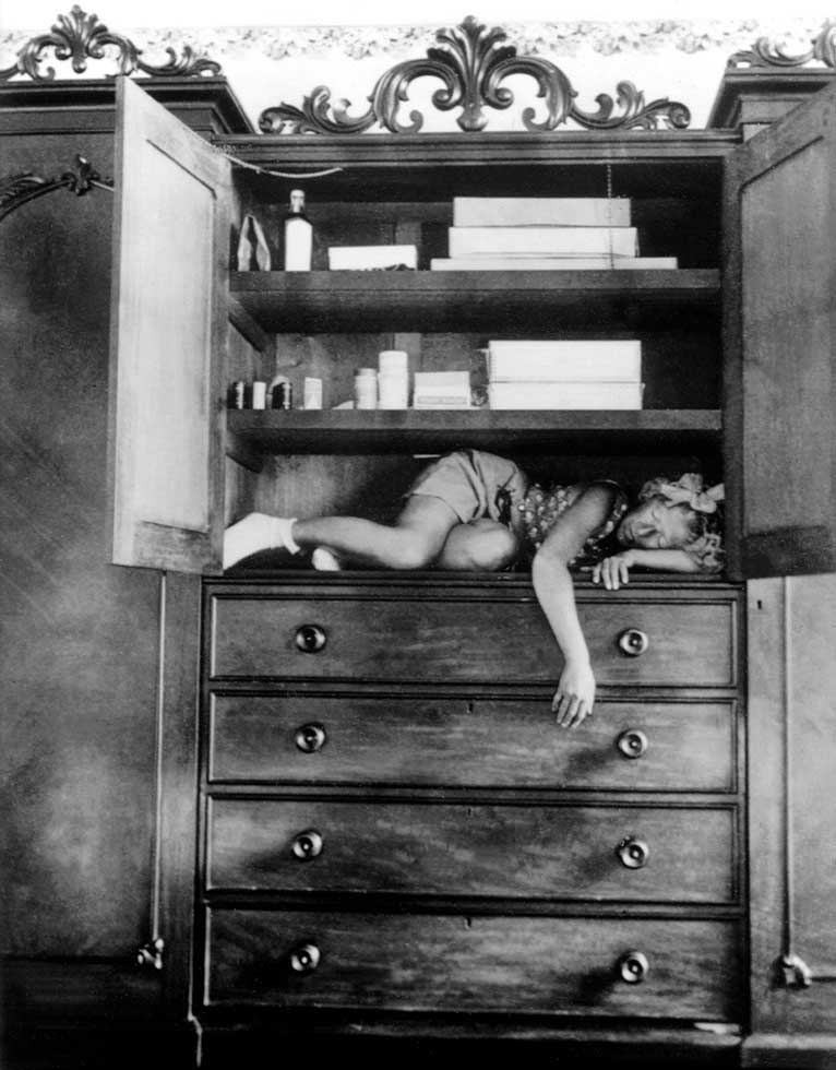¿Conoces a Claude Cahun? la artista que desafió el género e hizo creer a los nazis que existía una rebelión en sus filas 3 Claude Cahun Self portrait in cupboard 1932