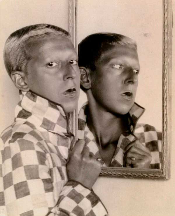 ¿Conoces a Claude Cahun? la artista que desafió el género e hizo creer a los nazis que existía una rebelión en sus filas 5 Claude Cahun Self portrait reflected image in mirror with chequered jacket 1927 28
