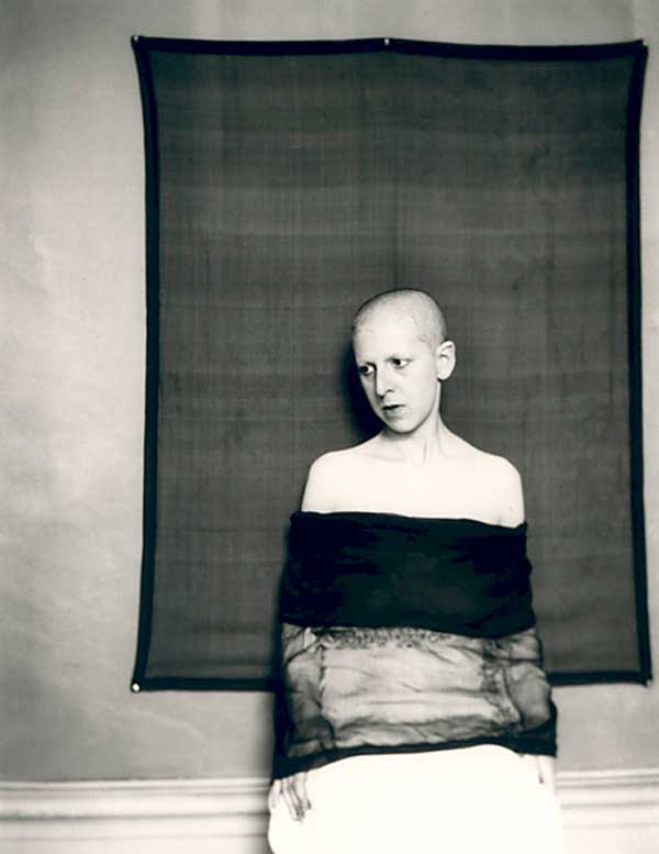 ¿Conoces a Claude Cahun? la artista que desafió el género e hizo creer a los nazis que existía una rebelión en sus filas 6 Claude Cahun Self portrait shaved head material draped across body 1920