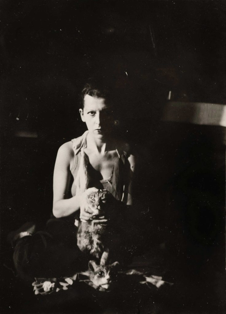 ¿Conoces a Claude Cahun? la artista que desafió el género e hizo creer a los nazis que existía una rebelión en sus filas 10 Claude Cahun Selfportrait with cat 1927 scaled 1