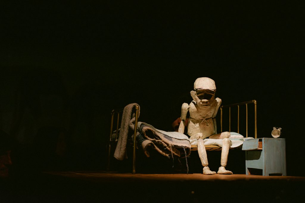 ¿Qué ocurre cuando recordar deja de ser posible?: Silencio Blanco estrenará la obra de marionetas "Cabeza de Elefante" 1 Copia de DSC6618 ©Felipe Garay @quienmelorobo