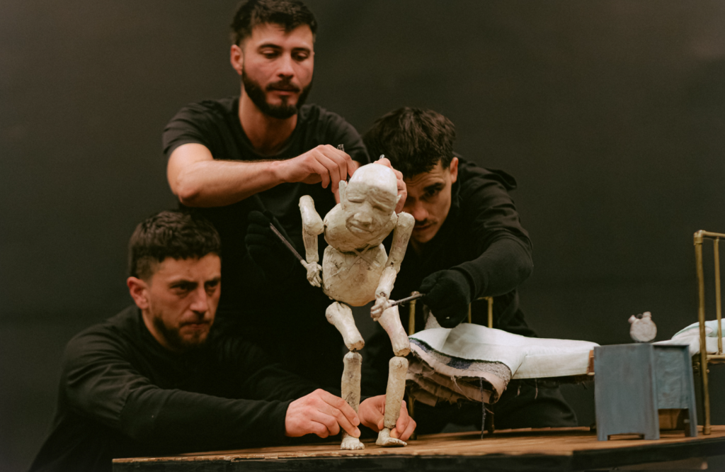 ¿Qué ocurre cuando recordar deja de ser posible?: Silencio Blanco estrenará la obra de marionetas "Cabeza de Elefante" 3 foto 2